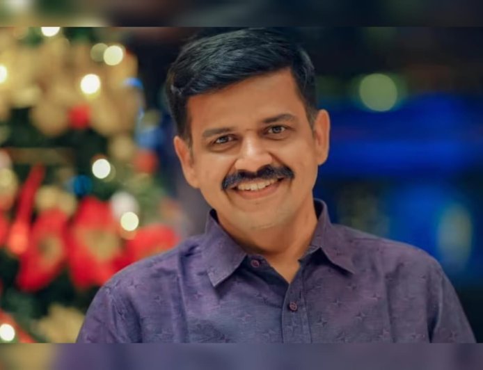 തൃക്കരിപ്പൂർ യു.ഡി.എഫ് സ്ഥാനാർഥി സന്ദീപ് വാര്യർക്ക് നേരെ വോട്ട് ചോദിക്കുന്നതിനിടെ ആക്രമണം