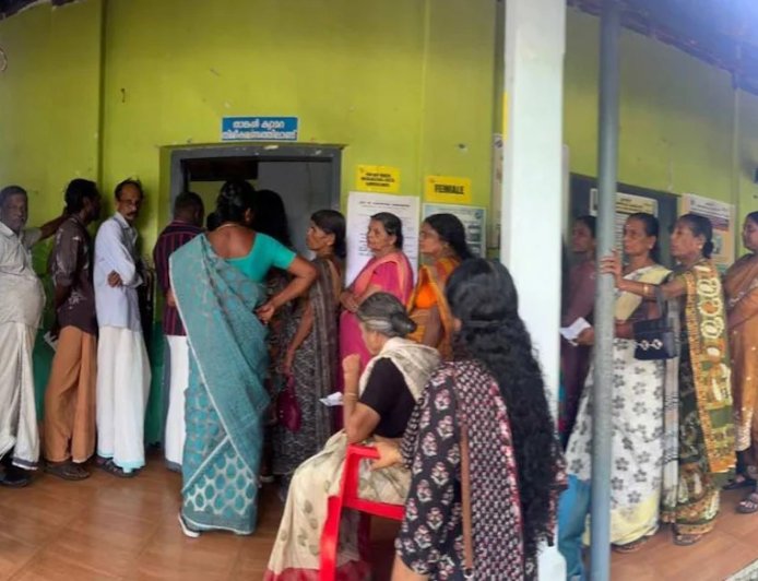 കേരളം പോളിംഗിൽ മുന്നോട്ട്; ഉച്ചയ്ക്ക് ഒരു മണിയോടെ 48.9 ശതമാനം വോട്ടർമാർ ബൂത്തിലെത്തി; പിണറായി വിജയൻ തുടരണം എന്ന് ആഗ്രഹമെന്ന് വെള്ളപ്പള്ളി നടേശൻ