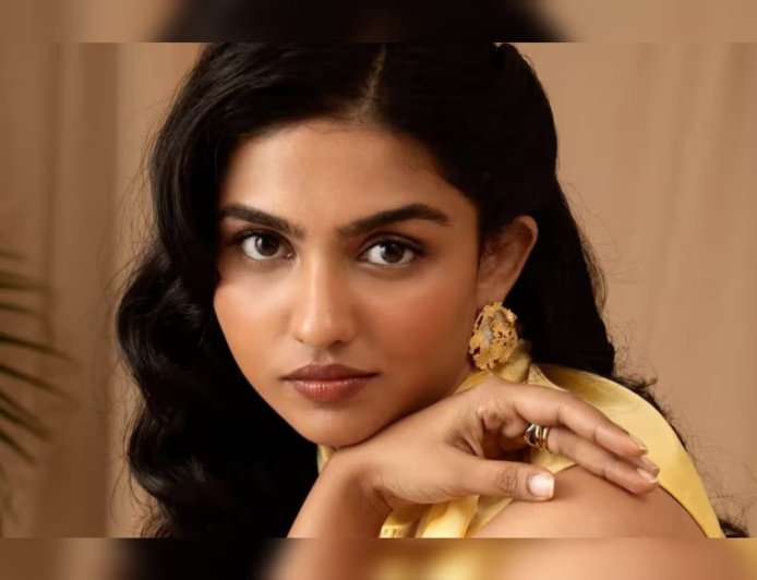 "നിരവധി ആളുകളുടെ കഠിനാധ്വാനം തകർക്കരുത്"; ജനനായകൻ തിയേറ്ററിൽ തന്നെ ആസ്വദിക്കണമെന്ന് മമിത ബൈജു