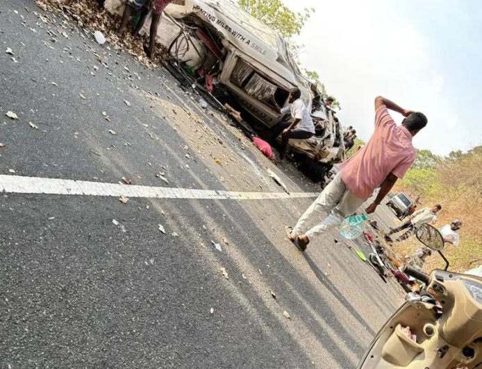 വാൽപ്പാറയിൽ മിനിവാൻ കൊക്കയിലേക്ക് മറിഞ്ഞ് എട്ട് മലയാളികൾ മരിച്ചു
