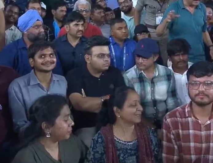 വിഐപി പരിവേഷമില്ലാതെ ജയ് ഷായും ഗാംഗുലിയും; ഗാലറിയിൽ ആരാധകർക്കൊപ്പം മത്സരം കണ്ട് ക്രിക്കറ്റ് തലപ്പത്തുള്ളവർ