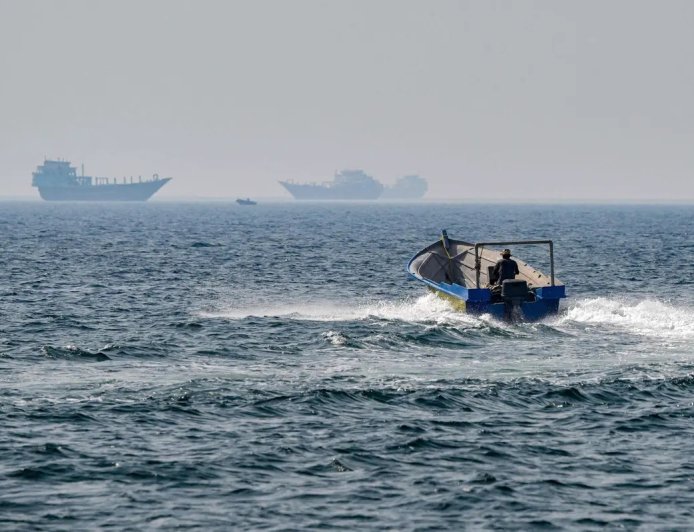 ഹോർമുസ് കടലിടുക്ക് ഇറാൻ വീണ്ടും അടച്ചു; കപ്പലിന് നേരെ വെടിവെപ്പ്; യുഎസ് ഉപരോധം ചർച്ചകളെ ബാധിക്കുന്നു