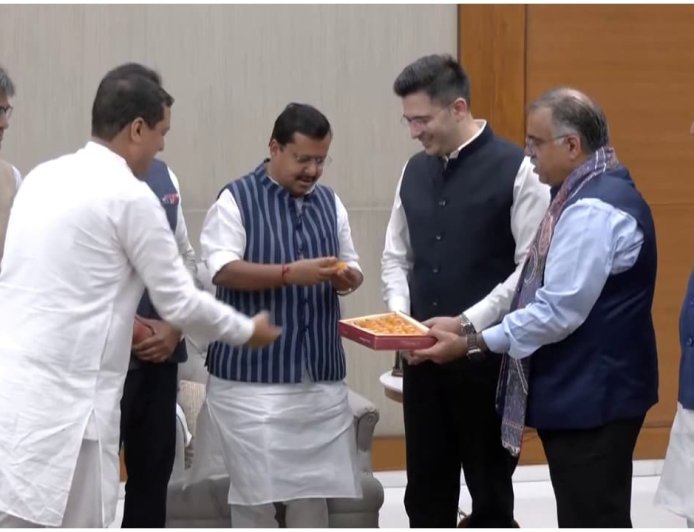 ആം ആദ്മി പാർട്ടിക്ക് വൻ പ്രഹരം; രാഘവ് ഛദ്ദയും സന്ദീപ് പഥക്കും ഉൾപ്പെടെയുള്ള പ്രമുഖർ ബി.ജെ.പിയിൽ ചേർന്നു