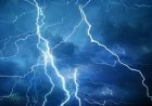 കോഴിക്കോട്ട് മിന്നൽച്ചുഴലിയും കനത്ത മഴയും: ഒരാൾക്ക് ദാരുണാന്ത്യം; വീടിനുള്ളിൽ നിന്ന നാലുപേർക്ക് മിന്നലേറ്റു!