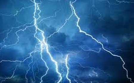 കോഴിക്കോട്ട് മിന്നൽച്ചുഴലിയും കനത്ത മഴയും: ഒരാൾക്ക് ദാരുണാന്ത്യം; വീടിനുള്ളിൽ നിന്ന നാലുപേർക്ക് മിന്നലേറ്റു!
