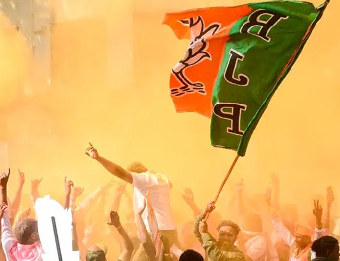 ബംഗാളിൽ 'ദീദി' ഭരണത്തിന് അന്ത്യം? തൃണമൂൽ കോട്ടകൾ തകർത്ത് ബിജെപി; 200 സീറ്റുകളിലേക്ക് കുതിപ്പ്