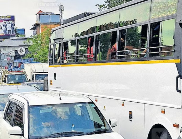 ചാലക്കുടിയിൽ വാഹനക്കുരുക്ക് മുറുകുന്നു; പഴയപാലം അടച്ചതോടെ ദേശീയപാതയിൽ കിലോമീറ്ററുകളോളം ഗതാഗതതടസ്സം