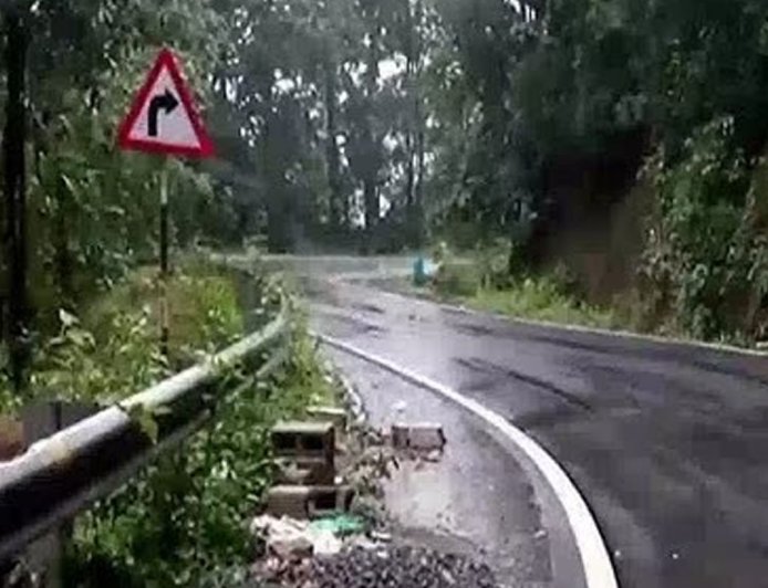 മാക്കൂട്ടം ചുരത്തിൽ കാർ കൊക്കയിലേക്ക് മറിഞ്ഞ് മരണം; സുരക്ഷാ വീഴ്ചകൾ വീണ്ടും ചർച്ചയാകുന്നു