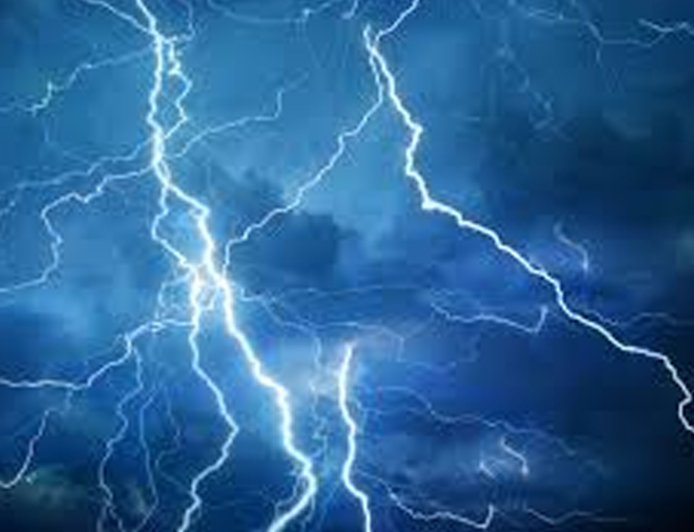 കോഴിക്കോട്ട് മിന്നൽച്ചുഴലിയും കനത്ത മഴയും: ഒരാൾക്ക് ദാരുണാന്ത്യം; വീടിനുള്ളിൽ നിന്ന നാലുപേർക്ക് മിന്നലേറ്റു!