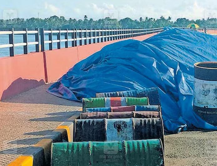 ഉദ്ഘാടനം കഴിഞ്ഞ് രണ്ടു മാസം; പെരുമ്പളം പാലത്തിൽ ടാറിങ് നിലച്ചു, തെരുവുവിളക്കുകളില്ല; പ്രഖ്യാപിച്ച കെഎസ്ആർടിസി ബസും മുങ്ങി, അവഗണനയെന്ന് പരാതി!