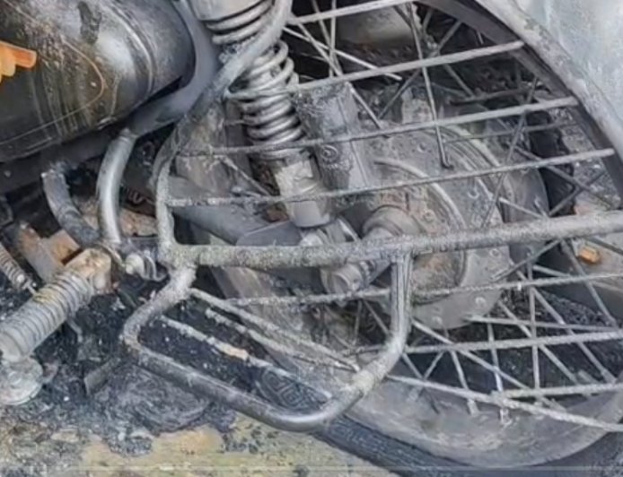 അഞ്ചലിൽ പൊലീസുകാരന്റെ ബൈക്ക് കത്തിച്ചു; വീടിന് നേരെ കരിഓയിൽ പ്രയോഗവും ഭീഷണിക്കത്തും