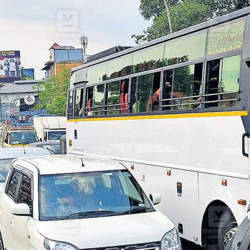 ചാലക്കുടിയിൽ വാഹനക്കുരുക്ക് മുറുകുന്നു; പഴയപാലം അടച്ചതോടെ ദേശീയപാതയിൽ കിലോമീറ്ററുകളോളം ഗതാഗതതടസ്സം