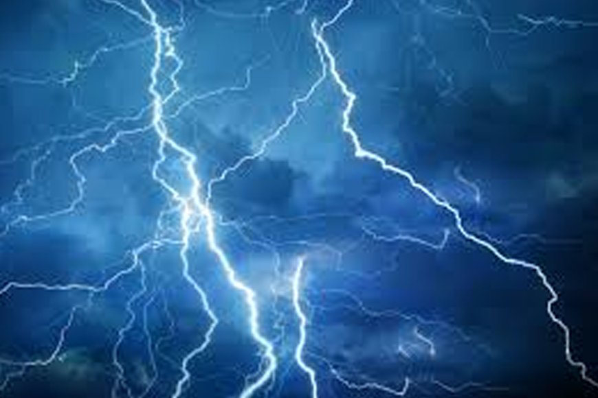 കോഴിക്കോട്ട് മിന്നൽച്ചുഴലിയും കനത്ത മഴയും: ഒരാൾക്ക് ദാരുണാന്ത്യം; വീടിനുള്ളിൽ നിന്ന നാലുപേർക്ക് മിന്നലേറ്റു!
