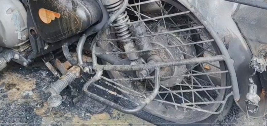 അഞ്ചലിൽ പൊലീസുകാരന്റെ ബൈക്ക് കത്തിച്ചു; വീടിന് നേരെ കരിഓയിൽ പ്രയോഗവും ഭീഷണിക്കത്തും