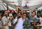 പരീക്ഷാ ക്രമക്കേടുകൾക്കെതിരായ പ്രതിഷേധത്തിനിടെ കോക്രോച്ച് പാർട്ടി സ്ഥാപകനു നേരെ കയ്യേറ്റം