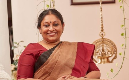 എറിഞ്ഞ കല്ലുകള്‍ തന്നെയാണ് എന്റെ അടിത്തറ’; വിവാദങ്ങള്‍ക്കിടെ പ്രതികരണവുമായി കെ.ആര്‍. മീര