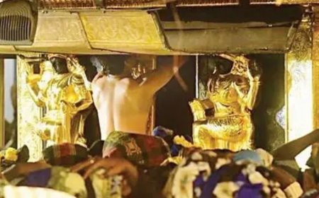 ശബരിമല സ്വർണക്കൊള്ള കേസ്; ശ്രീകോവിലിലെ പ്രഭാമണ്ഡലവും കട്ടിളപ്പാളിയും ഇളക്കി തൂക്കമെടുത്തു