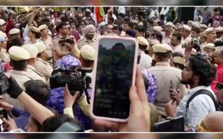 നീറ്റ് ചോദ്യപേപ്പർ ചോർച്ച: വിദ്യാഭ്യാസ മന്ത്രിയുടെ രാജി ആവശ്യപ്പെട്ട് ജന്തർ മന്തറിൽ രാത്രി വൈകിയും പ്രതിഷേധം