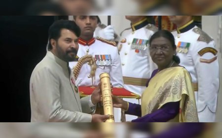 രാഷ്ട്രപതിയിൽ നിന്ന് പത്മഭൂഷൺ ഏറ്റുവാങ്ങി മമ്മൂട്ടി