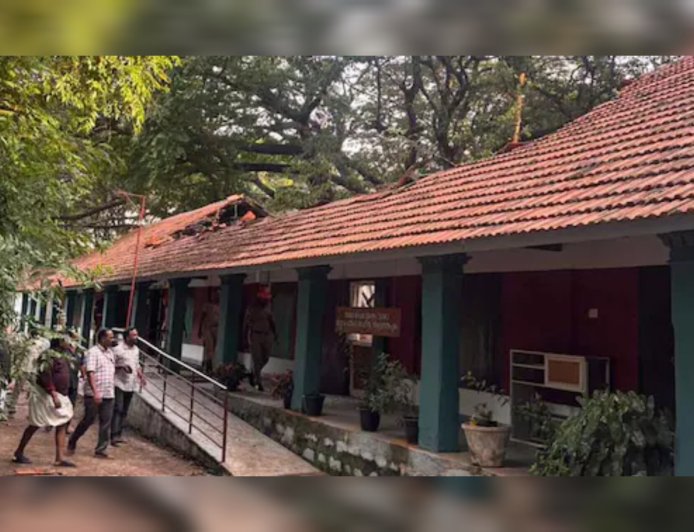 അധ്യാപകരും കുട്ടികളും മടങ്ങിയതിന് പിന്നാലെ മേൽക്കൂര തകർന്നു വീണു; അട്ടക്കുളങ്ങരയിൽ ഒഴിവായത് വൻ ദുരന്തം