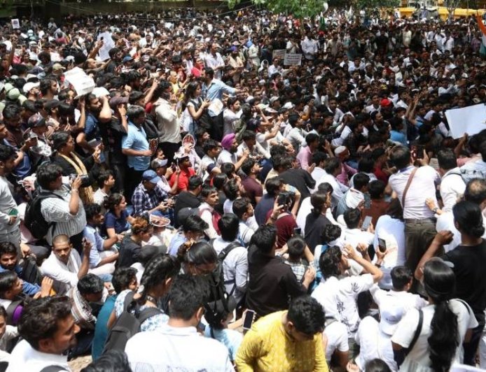 കോക്രോച്ച് ജനത പാര്‍ട്ടി സമരത്തിന് പിന്നാലെ അധ്യാപികയ്ക്ക് സസ്‌പെന്‍ഷന്‍