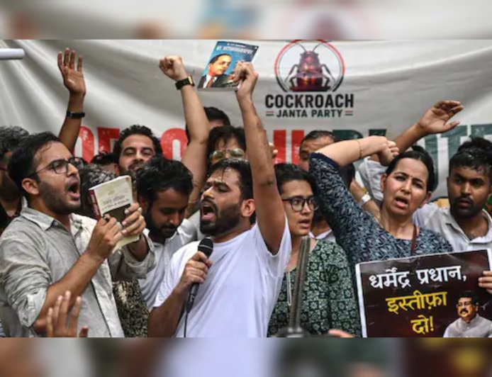പരീക്ഷാ ക്രമക്കേടുകൾക്കെതിരായ പ്രതിഷേധത്തിനിടെ കോക്രോച്ച് പാർട്ടി സ്ഥാപകനു നേരെ കയ്യേറ്റം