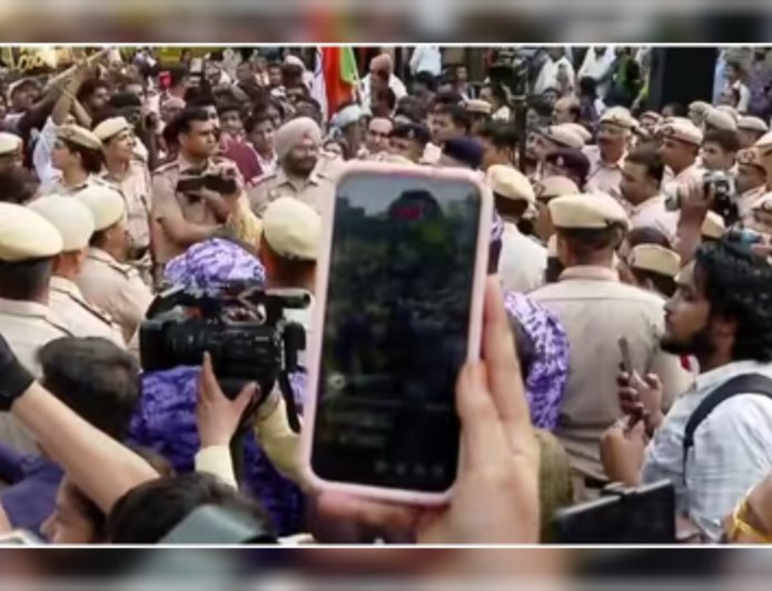 നീറ്റ് ചോദ്യപേപ്പർ ചോർച്ച: വിദ്യാഭ്യാസ മന്ത്രിയുടെ രാജി ആവശ്യപ്പെട്ട് ജന്തർ മന്തറിൽ രാത്രി വൈകിയും പ്രതിഷേധം