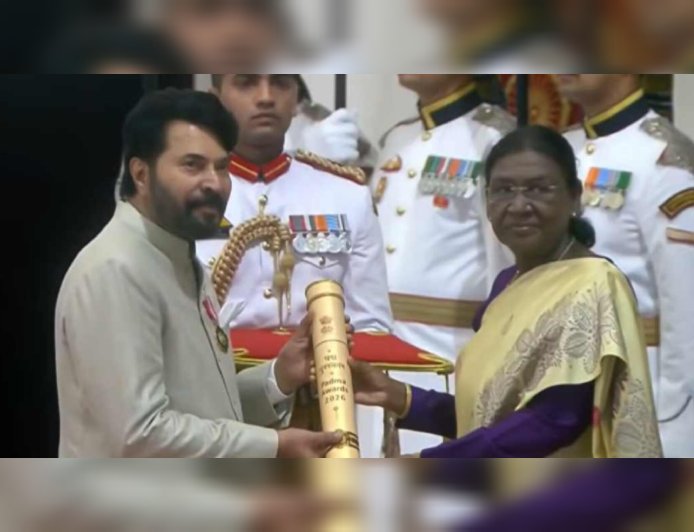 രാഷ്ട്രപതിയിൽ നിന്ന് പത്മഭൂഷൺ ഏറ്റുവാങ്ങി മമ്മൂട്ടി