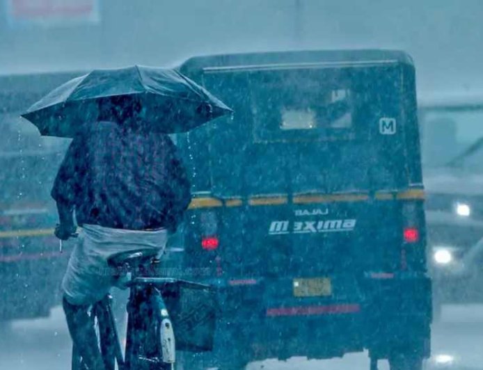 കേരളത്തിൽ ശക്തമായ മഴ; 12 ജില്ലകളിൽ മുന്നറിയിപ്പ്, കണ്ണൂരും കാസർകോടും ഓറഞ്ച് അലർട്ടിൽ