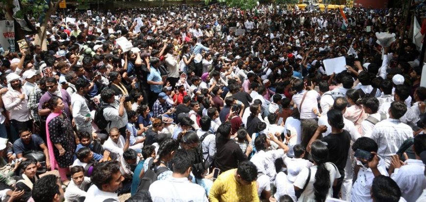 കോക്രോച്ച് ജനത പാര്‍ട്ടി സമരത്തിന് പിന്നാലെ അധ്യാപികയ്ക്ക് സസ്‌പെന്‍ഷന്‍