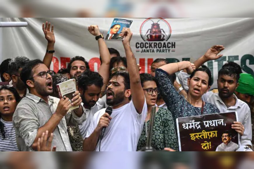 പരീക്ഷാ ക്രമക്കേടുകൾക്കെതിരായ പ്രതിഷേധത്തിനിടെ കോക്രോച്ച് പാർട്ടി സ്ഥാപകനു നേരെ കയ്യേറ്റം