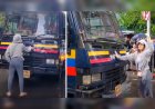 പോലീസ് വാൻ തടഞ്ഞ് യുവതിയുടെ ഒറ്റയാൾ പ്രതിഷേധം; വിദ്യാർത്ഥികളെ വിട്ടയച്ചു
