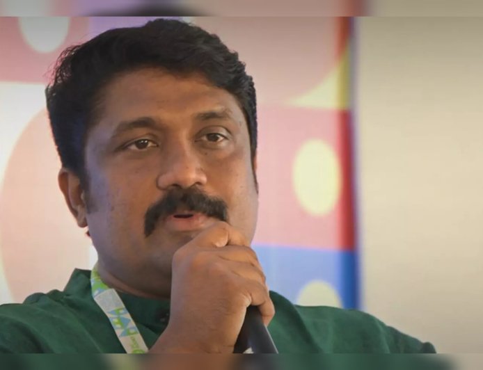 'വകുപ്പുകൊള്ളയ്ക്ക് പിന്നാലെ കടൽക്കൊള്ള'; വി ഡി സതീശന്റെ മംഗലാപുരം യാത്രയിൽ ചോദ്യങ്ങളുമായി എ എ റഹീം