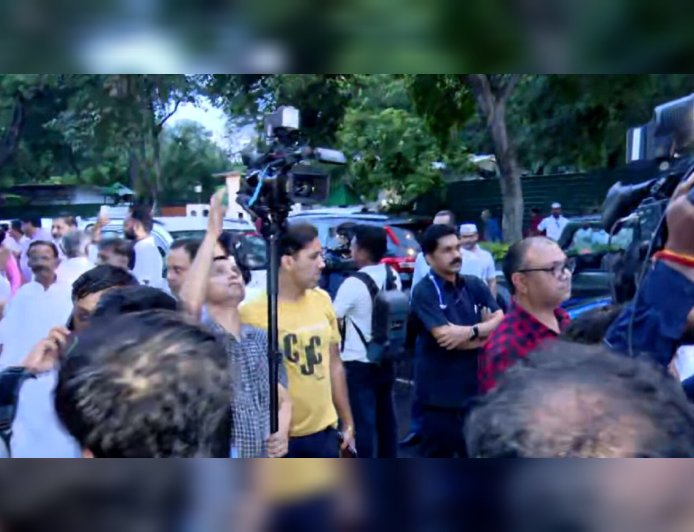 ഡൽഹിയിൽ പ്രതിപക്ഷത്തിന്റെ മിന്നൽ പ്രതിഷേധം; ഗാന്ധിസ്മൃതിയിലേക്ക് എംപിമാരുടെ മാർച്ച്, കനത്ത പൊലീസ് സുരക്ഷ