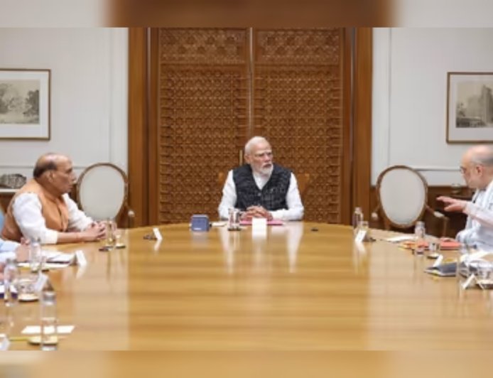 പശ്ചിമേഷ്യൻ സംഘർഷം: സ്ഥിതിഗതികൾ വിലയിരുത്തി കേന്ദ്രം; നാവികരുടെയും പ്രവാസികളുടെയും സുരക്ഷയ്ക്ക് പ്രത്യേക നിർദേശം