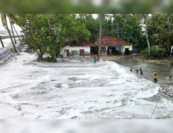 ചെല്ലാനത്ത് രൂക്ഷമായ കടലാക്രമണം; വീടുകളിലും റോഡുകളിലും വെള്ളം കയറി
