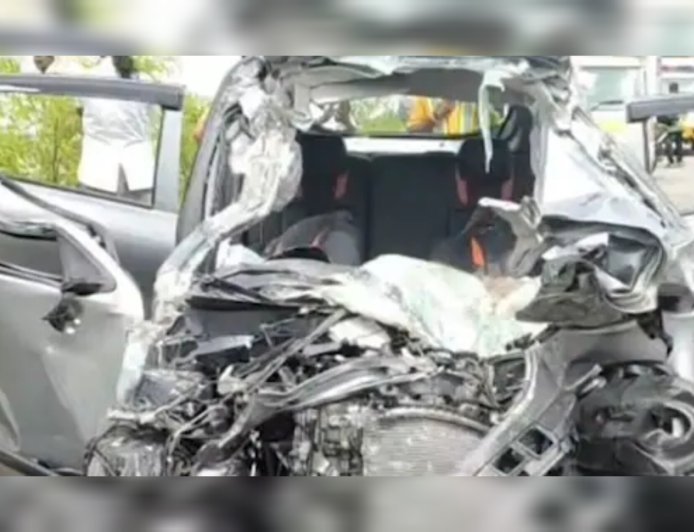 പൊള്ളാച്ചിയിൽ ദുരന്തം; നിർത്തിയിട്ട ലോറിയിലേക്ക് കാർ ഇടിച്ചുകയറി, ഒരു കുടുംബത്തിലെ നാല് പേർ ഉൾപ്പെടെ അഞ്ച് മരണം