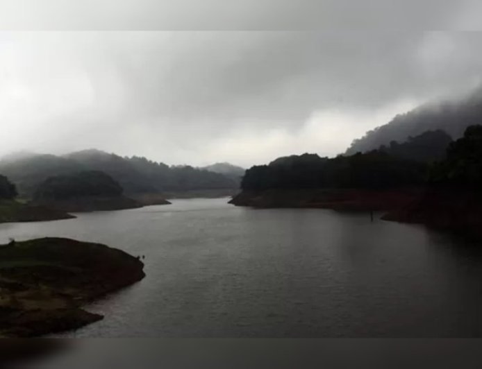 കക്കയം ഡാമിന്റെ ഷട്ടറുകൾ തുറന്നു; കുറ്റ്യാടി പുഴ തീരത്ത് ജാഗ്രത, കോഴിക്കോട് വെള്ളപ്പൊക്കത്തിൽ വ്യാപക നാശനഷ്ടം