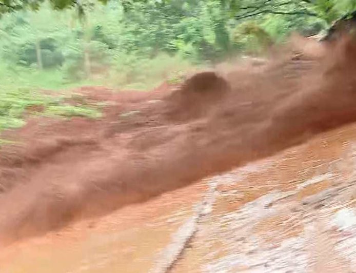 പരപ്പനങ്ങാടിയിൽ വൻ മണ്ണിടിച്ചിൽ; അശാസ്ത്രീയ മണ്ണെടുപ്പെന്ന് നാട്ടുകാർ, നടപടി ഉറപ്പാക്കി മന്ത്രി